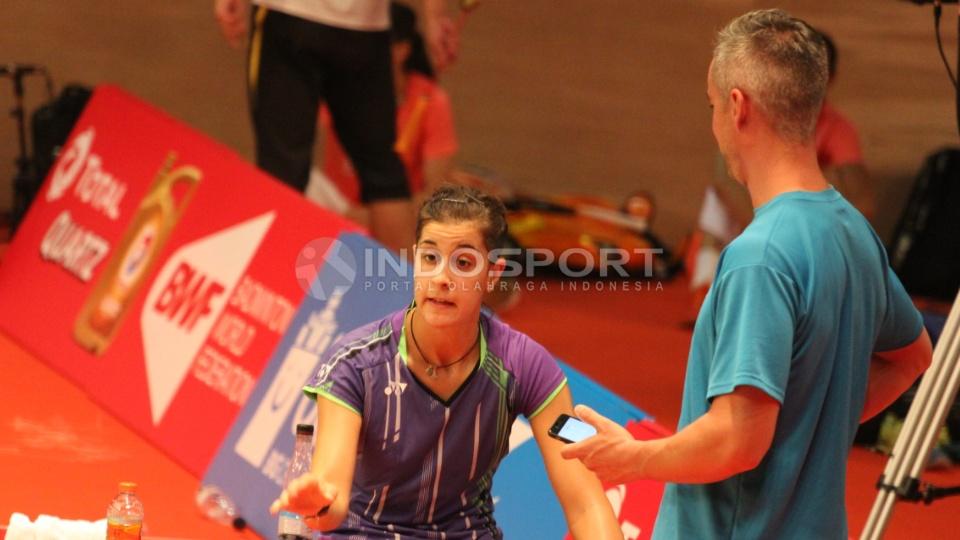 Carolina Marin sedang berdikusi dengan pelatihnya, Fernando Rivas.